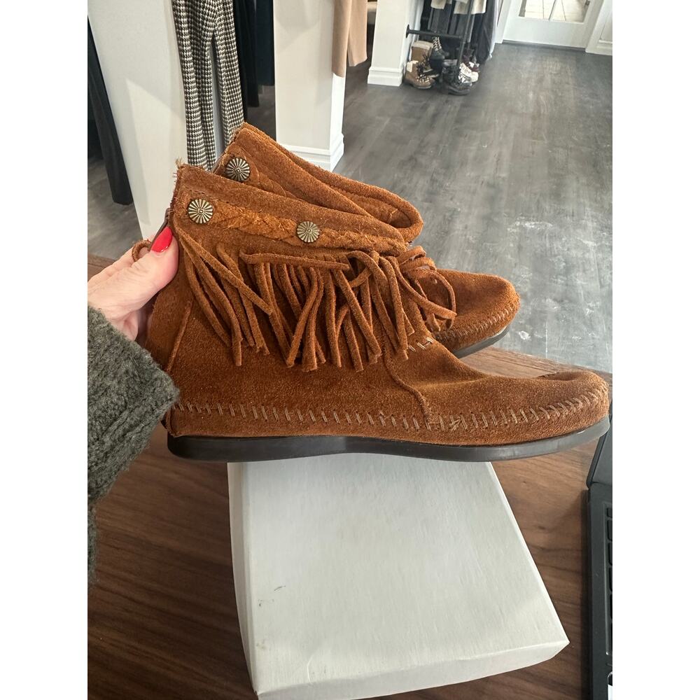 NIB Minnetonka High Top Back Zip Boot Size 6.5 NWT - image 1